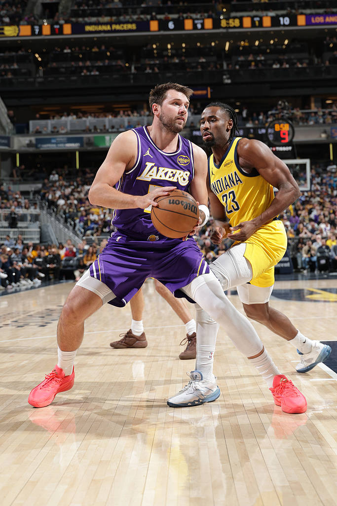 大爆预警!湖人首节45分 东契奇单节打满12中8砍下21分